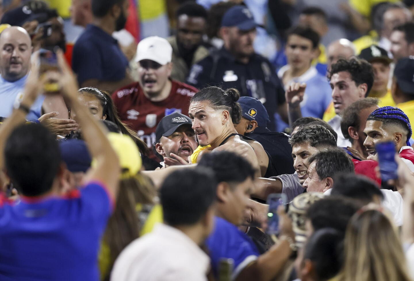 Incidentes entre hinchas colombianos, familiares de jugadores y futbolistas de Uruguay en la Copa América.