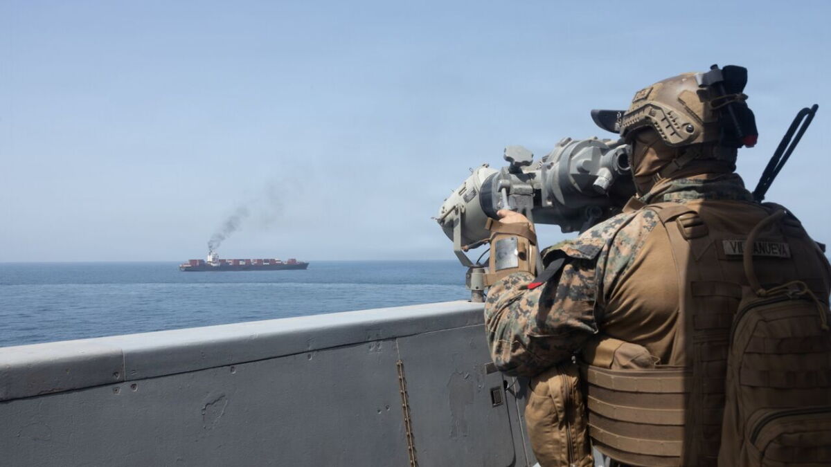 Fuerzas estadounidenses patrullan el mar Arábigo.