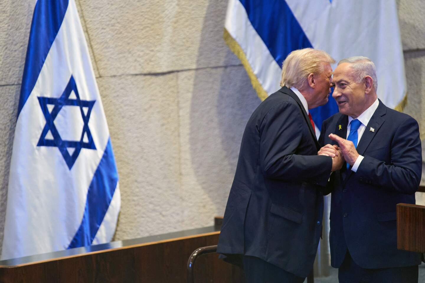 Donald Trump habla con el primer ministro de Israel, Benjamín Netanyahu en el Parlamento israelí