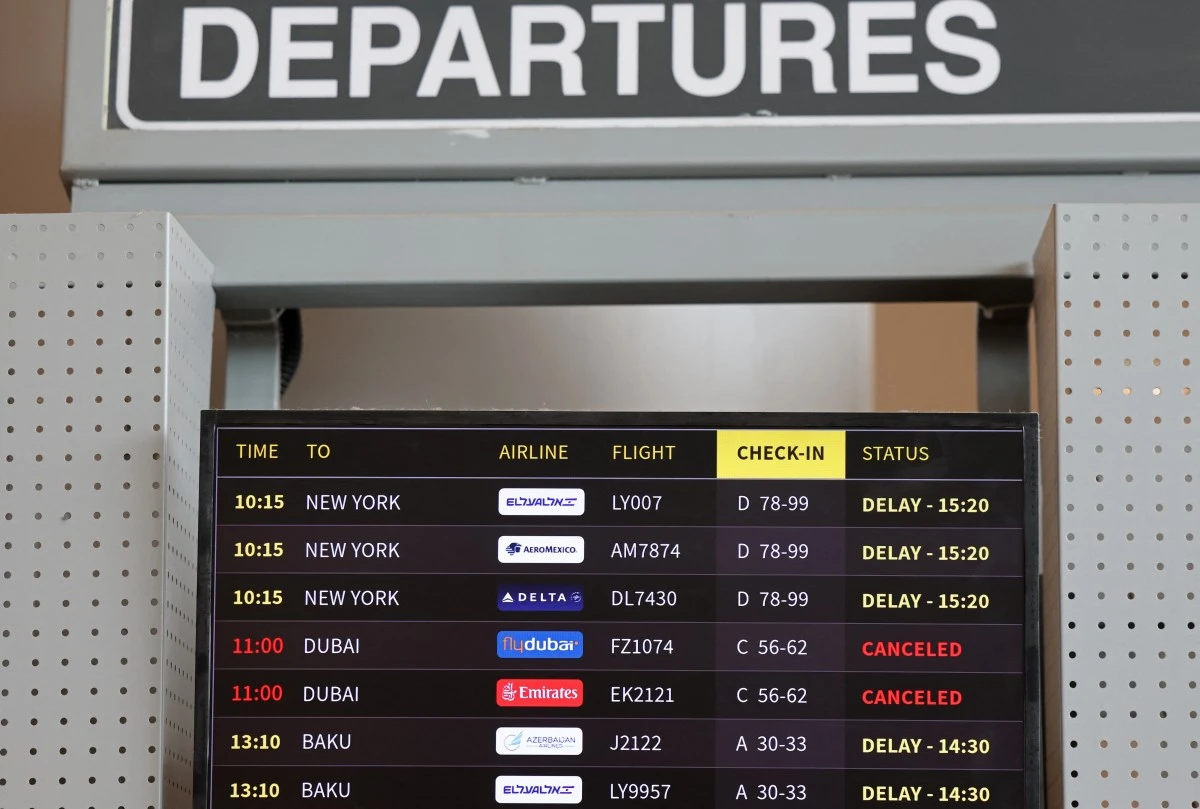 Una pantalla de información sobre vuelos muestra los vuelos cancelados a Dubái, en el aeropuerto Ben Gurión, cerca de Tel Aviv, el 30 de septiembre de 2026.