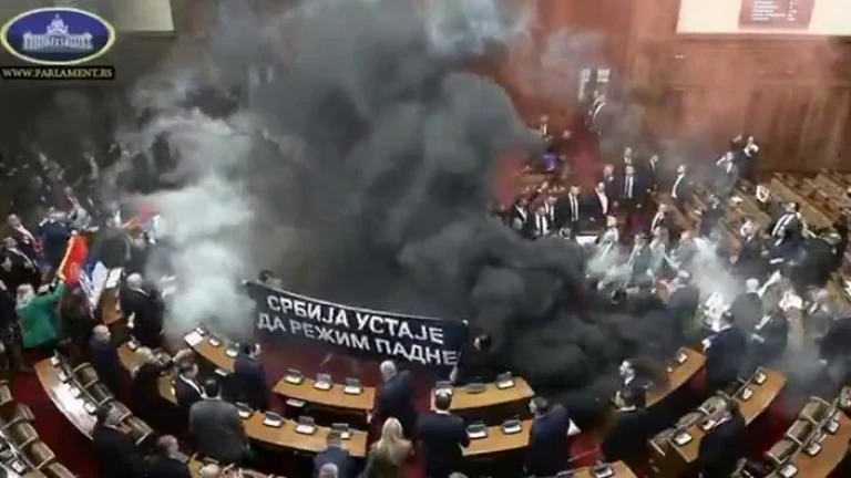 Incidentes en el parlamento de Serbia.