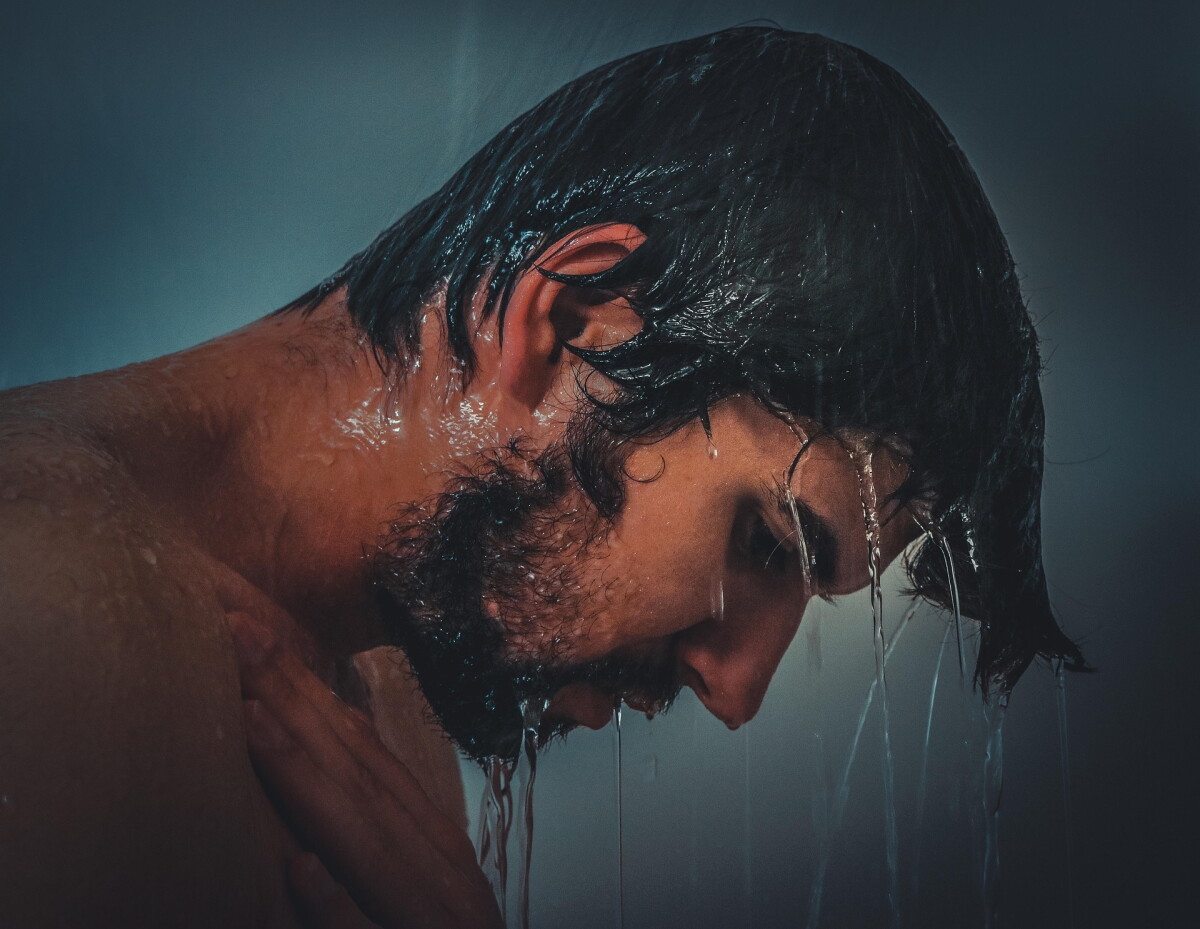 Dormir con el cabello húmedo daña la fibra capilar y favorece la proliferación de bacterias en la raíz