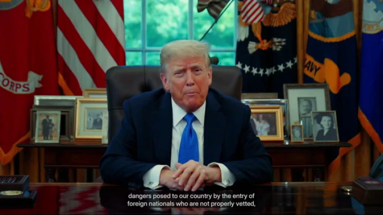 Donald Trump anuncia nuevas medidas migratorias.