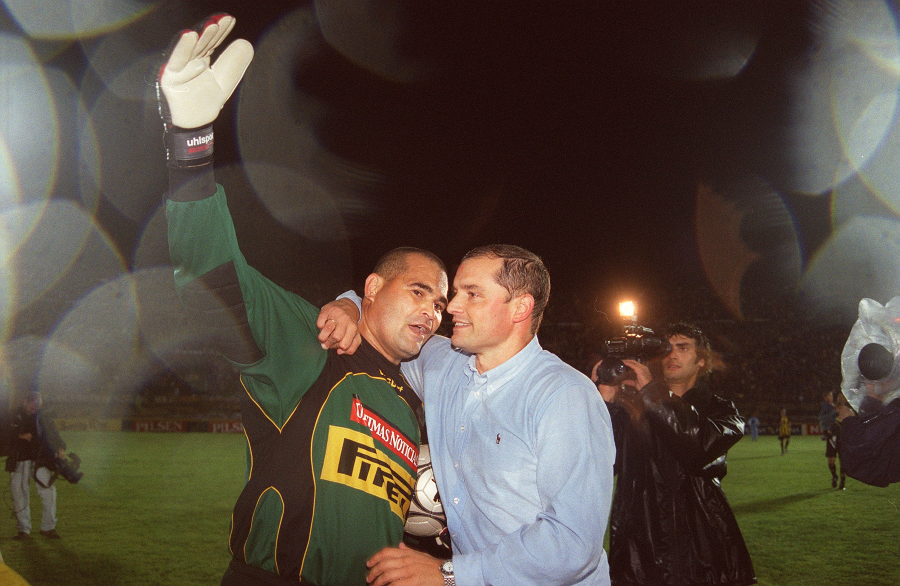 Chilavert y Aguirre festejan el Campeonato Uruguayo 2003. Foto: Archivo.