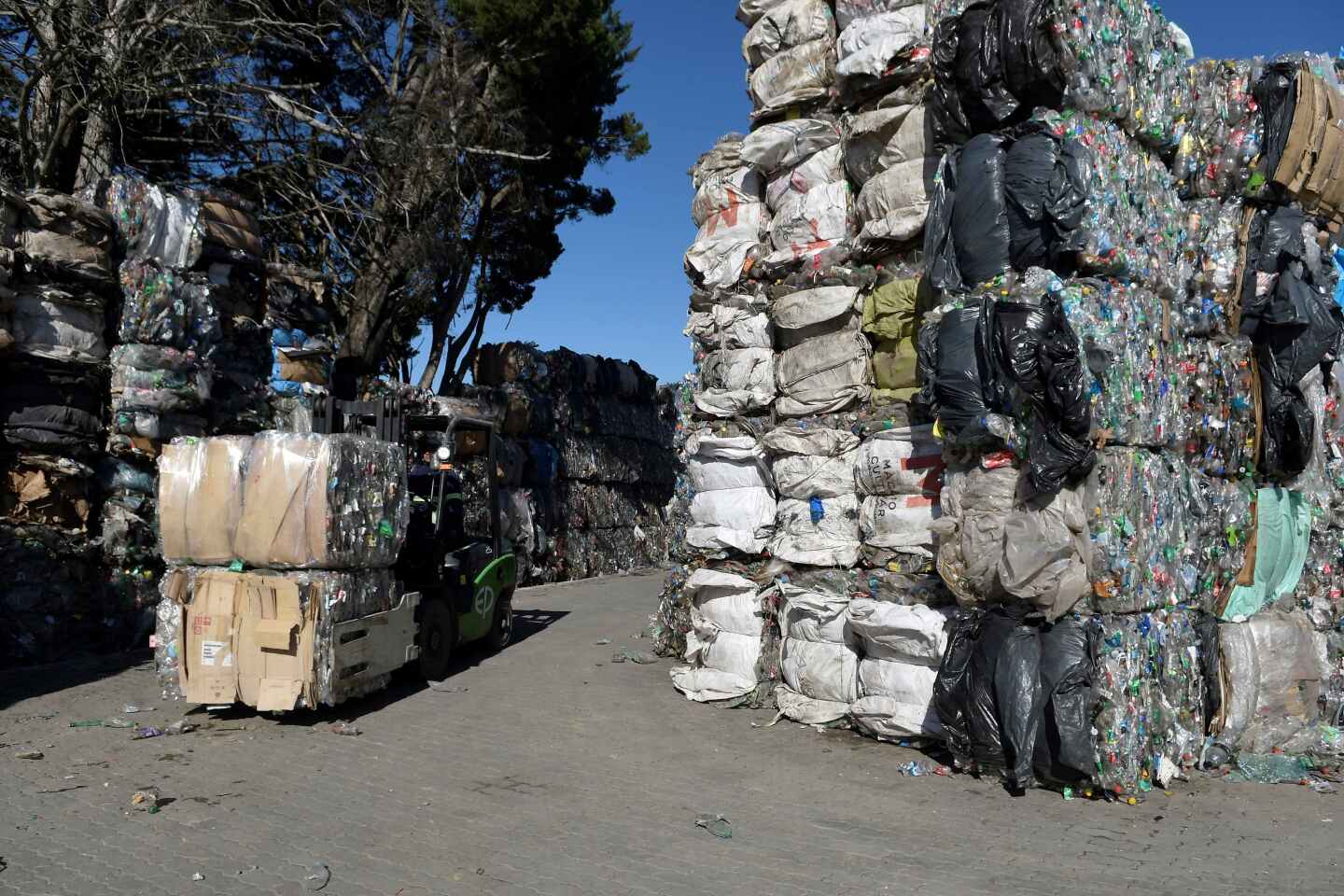 Fardos con envases de plástico en la planta de Ecopet.