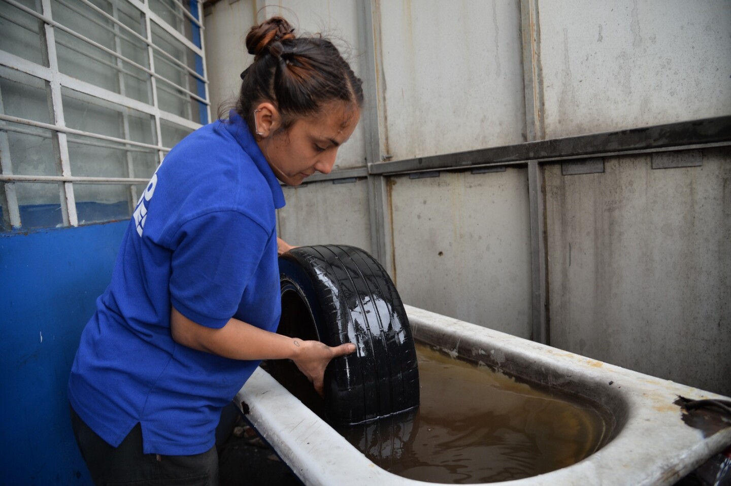 Primeras mujeres trabajando en una gomeríaJuan Manuel Ramos