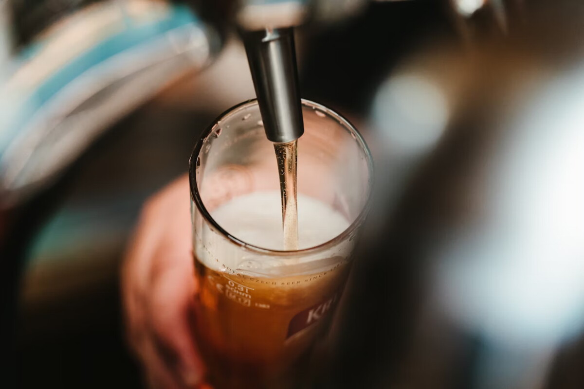 El secreto para tomar cerveza sin tanta pesadez, ¿por qué recomiendan servirla siempre en un vaso?