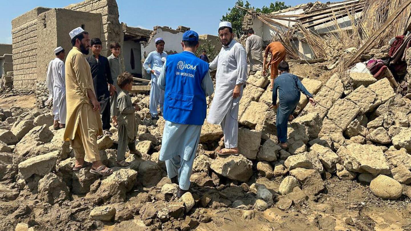 Personas recorren escombros tras un terremoto de magnitud 6,0 en Afganistán.