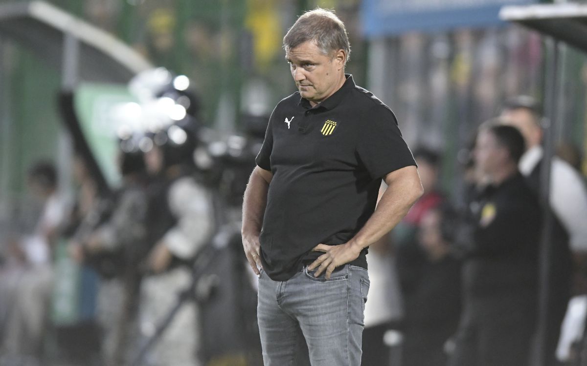 Diego Aguirre, entrenador de Peñarol, en el Domingo Burgueño Miguel.