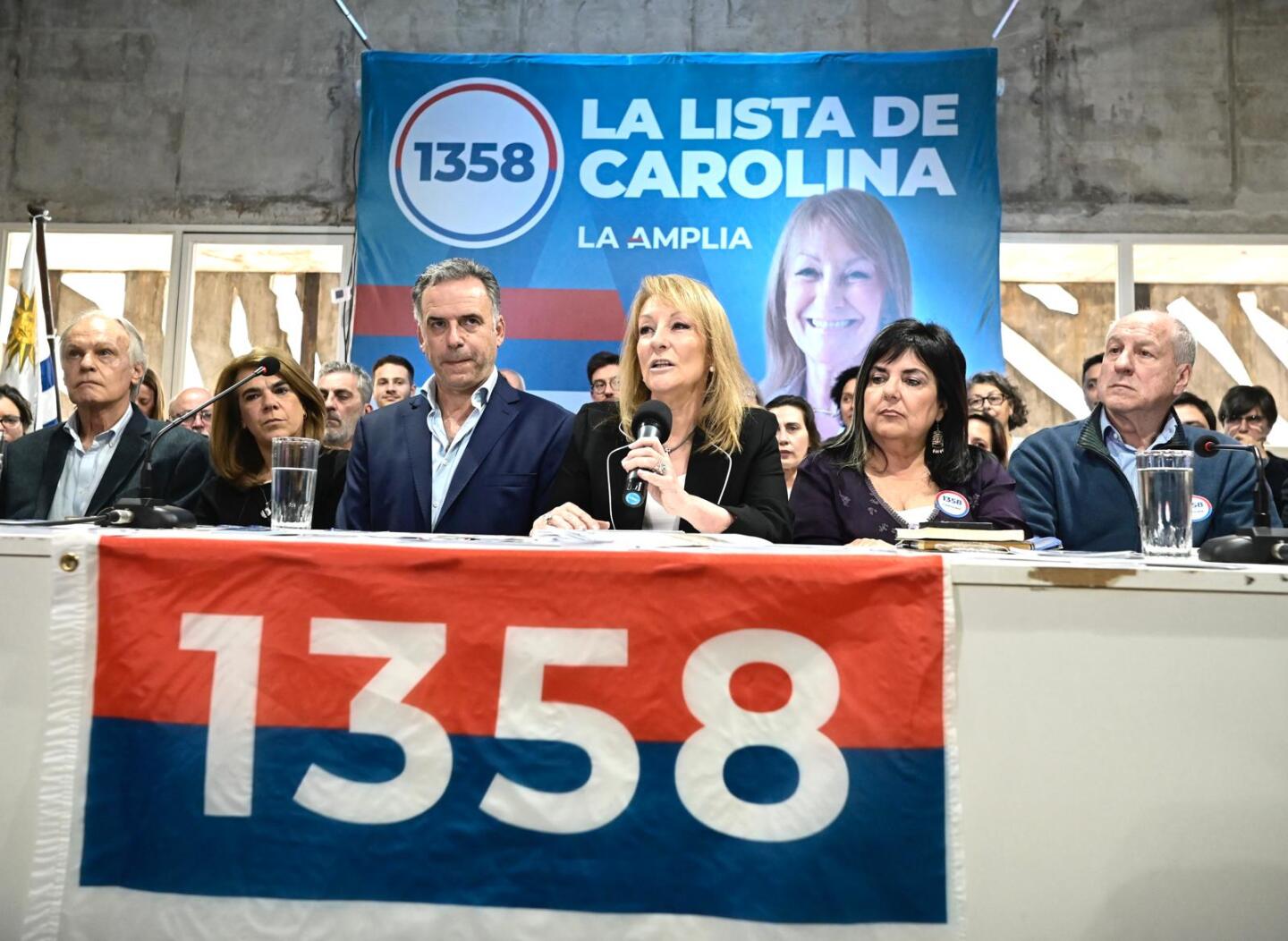 Yamandú Orsi, Carolina Cosse y dirigentes de La Amplia durante la conferencia de lanzamiento de la lista 1358.