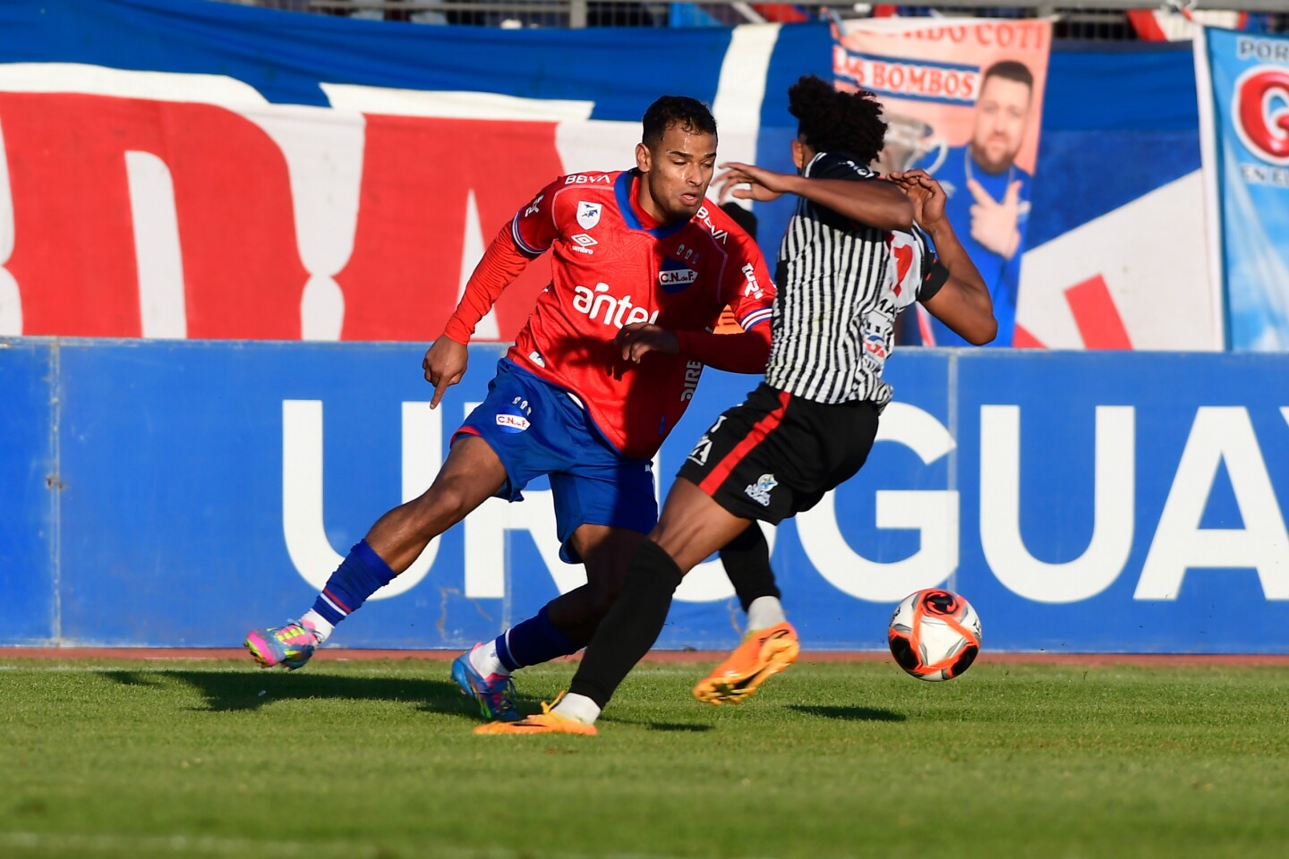 Lucas Morales ante Miramar Misiones.