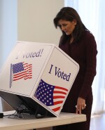 La candidata republicana Nikki Hailey vota en las primarias de EE.UU.