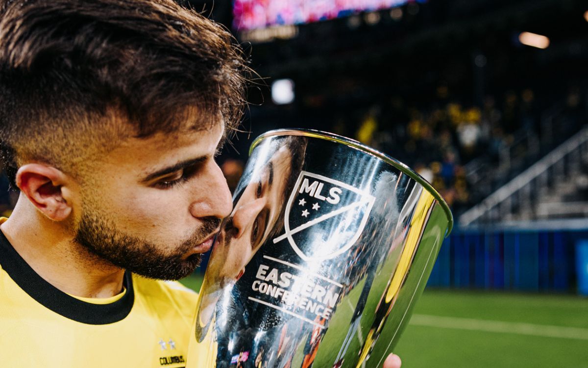 Diego Rossi celebra la consagración en la Conferencia Este.
