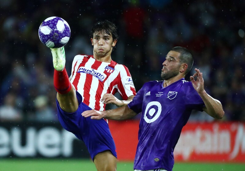Joao Félix ante la marca de Nicolás Lodeiro.