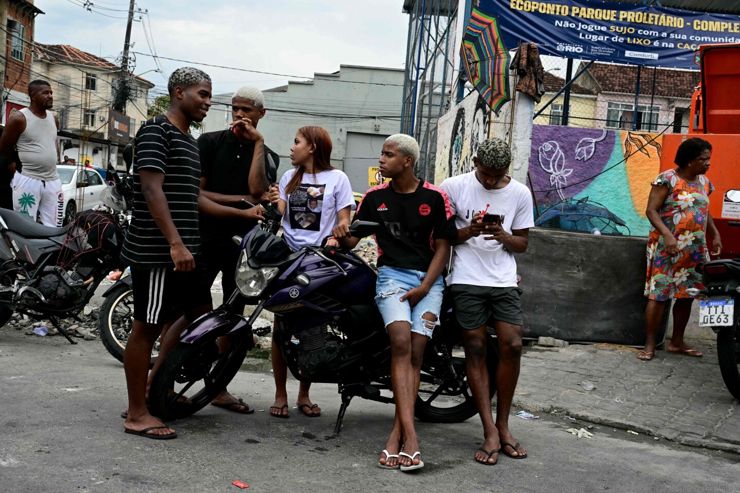 Residentes permanecen en una calle de la favela Vila Cruzeiro en el complejo Penha en Río de Janeiro, Brasil, el 29 de octubre de 2025, después de la Operación Contención.