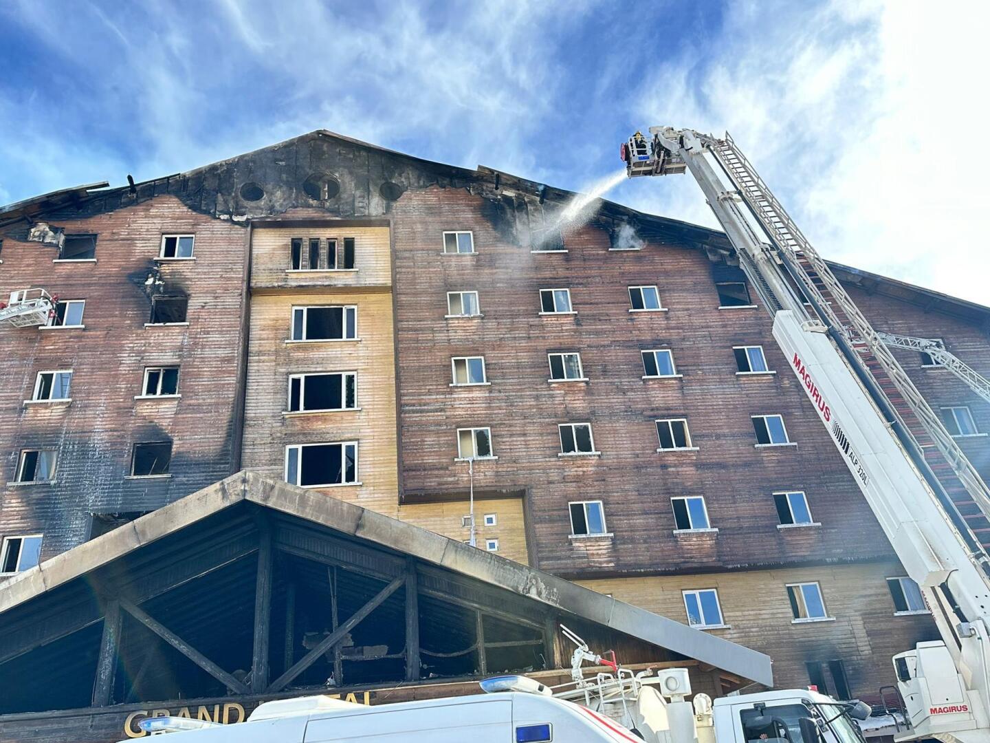 Bomberos trabajando en el lugar del incendio que se desató en un hotel en la estación de esquí de Kartalkaya.