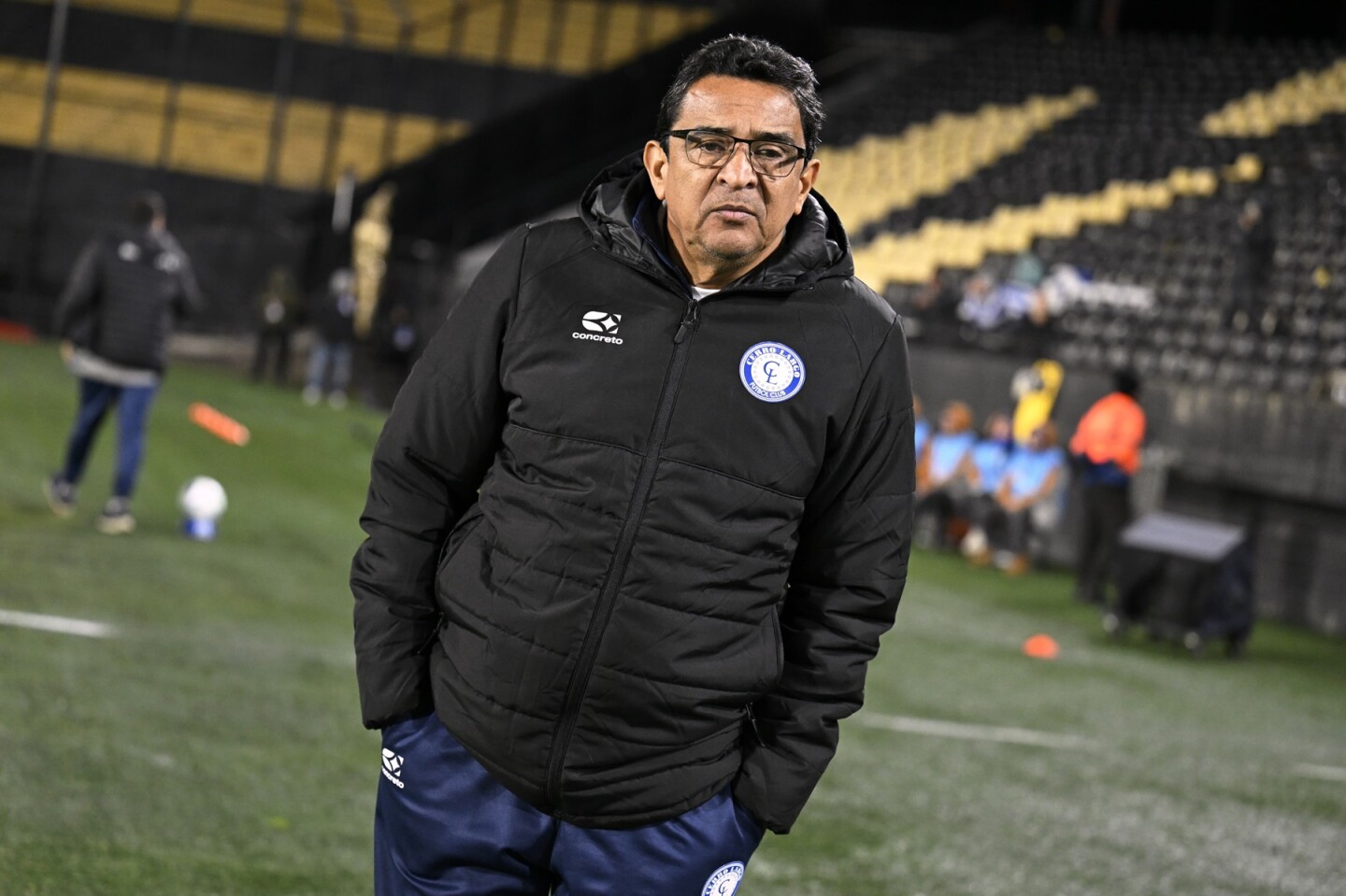 Danielo Núñez, DT de Cerro Largo, en el partido ante Central Córdoba por Copa Sudamericana.