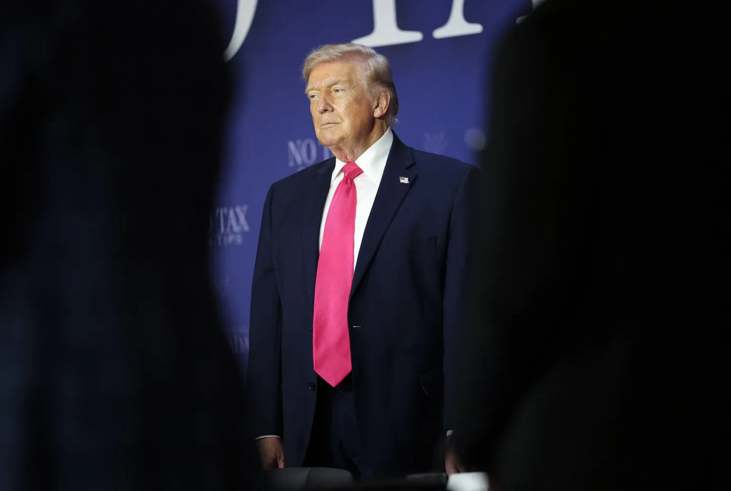 El presidente de Estados Unidos, Donald Trump, asiste a una mesa redonda sobre su política de "No gravar las propinas" en el Hotel AC el 16 de abril de 2026 en Las Vegas, Nevada.