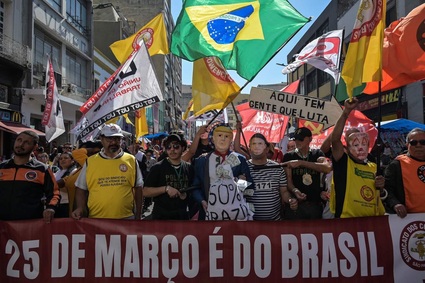 Manifestantes con máscaras que representan al presidente estadounidense Donald Trump y al expresidente brasileño Jair Bolsonaro