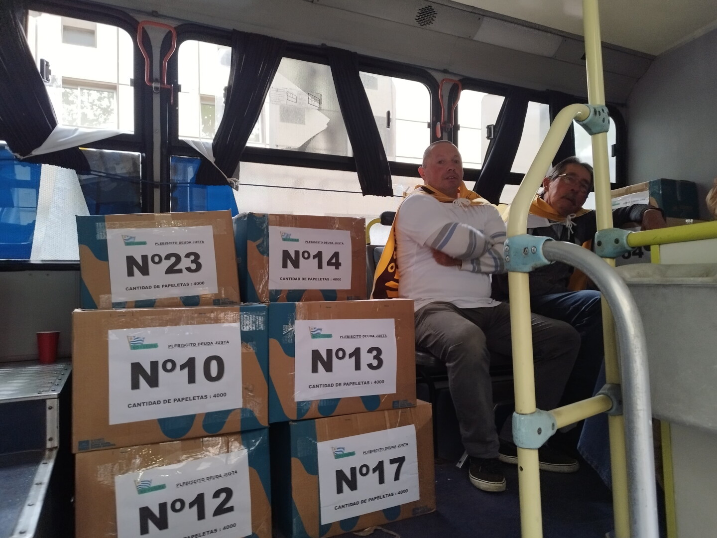 Las cajas con las firmas en el ómnibus prontas para comenzar el camino al Palacio Legislativo.