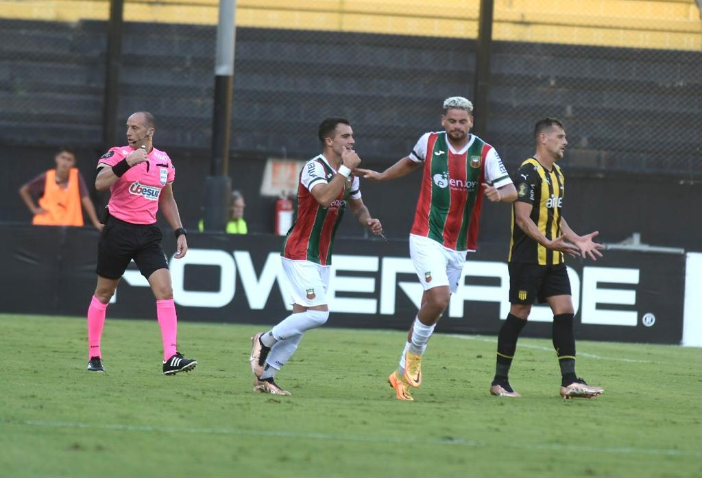 Fernández y Cantera celebran el gol de Deportivo Maldonado ante Peñarol.