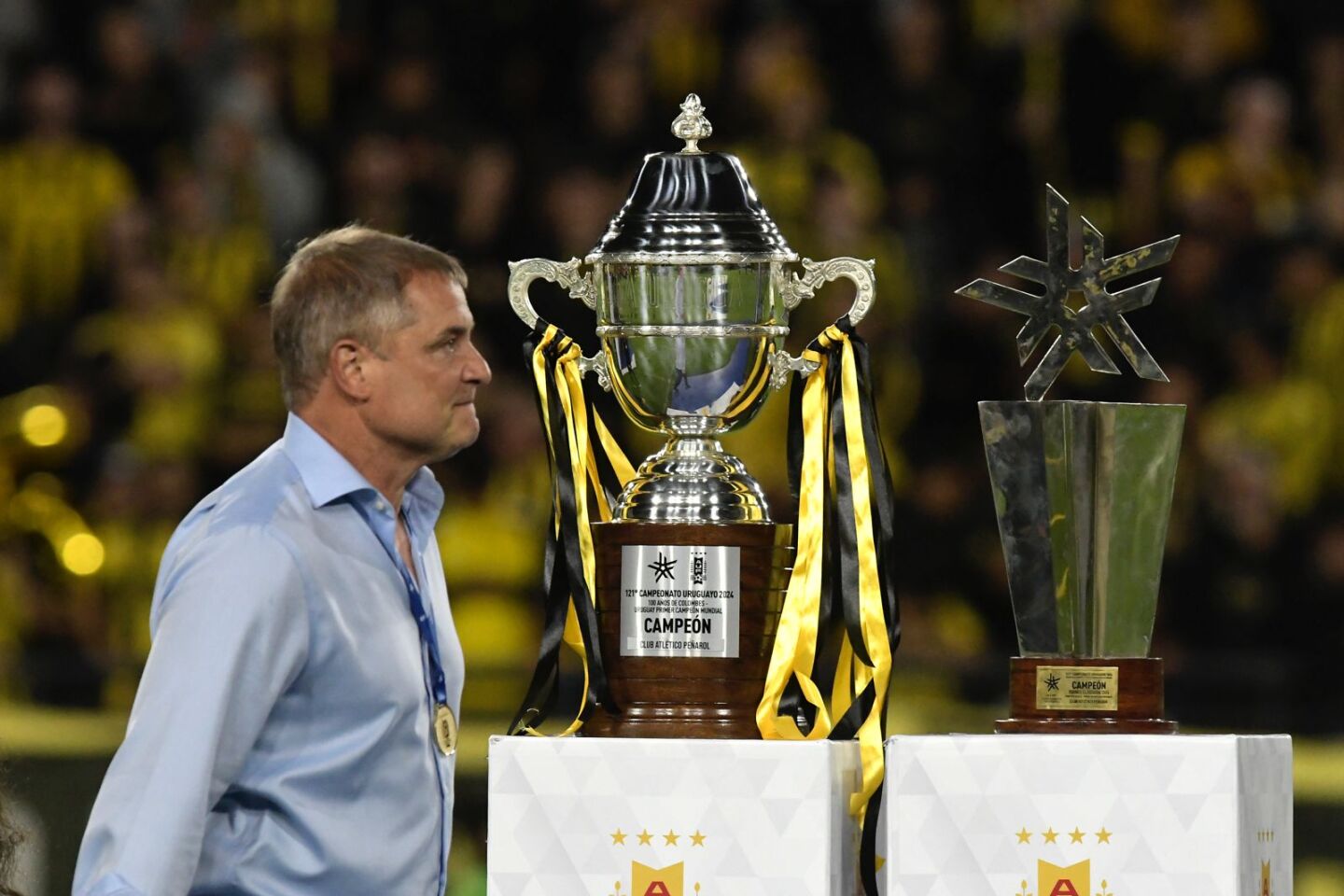 Diego Aguirre con la copa de Campeón Uruguayo.