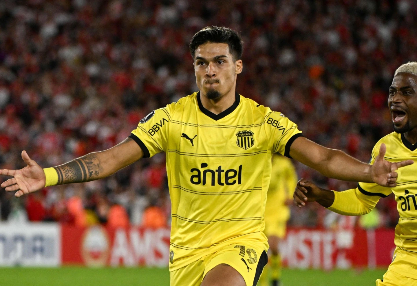 Matías Arezo festeja su gol ante Santa Fe.