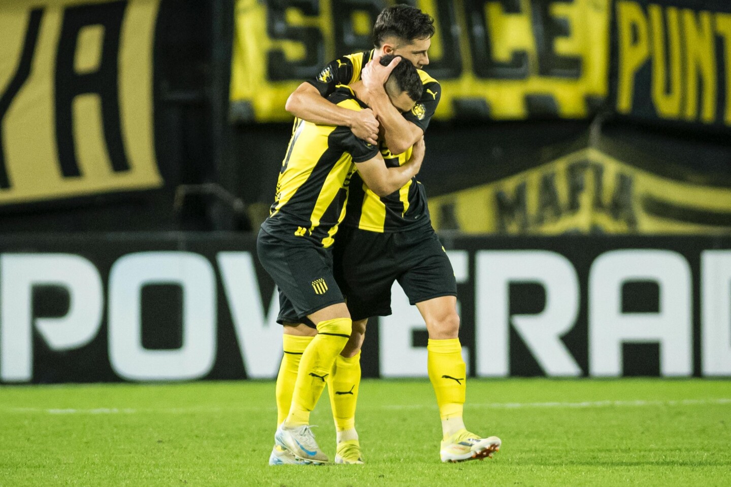 Leonardo Fernández y Maximiliano Silvera abrazados tras el tiunfo de Peñarol frente al Montevideo City Torque.