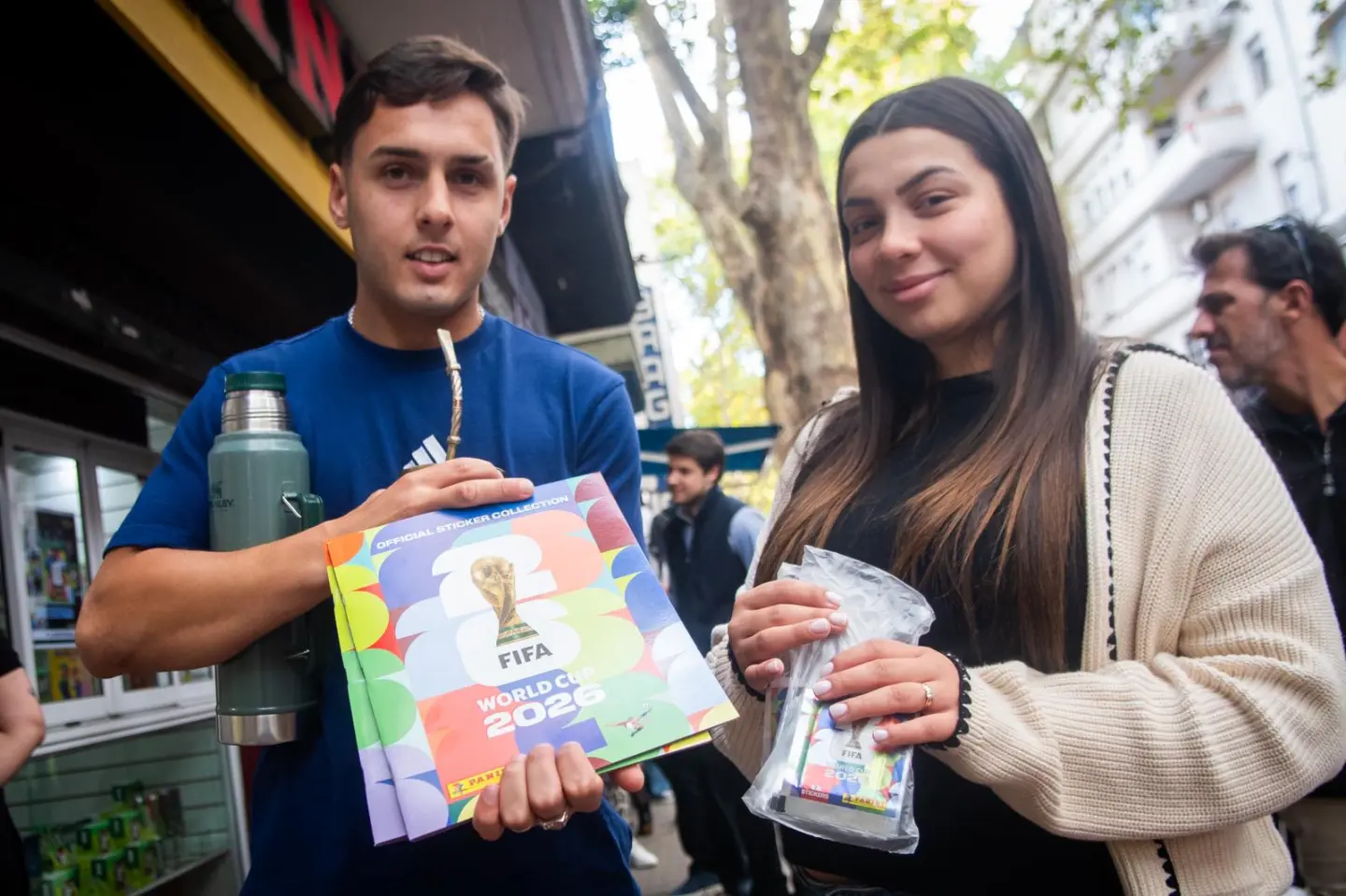 Fanáticos que compraron el álbum y las figuritas del Mundial 2026 en el local de Panini.