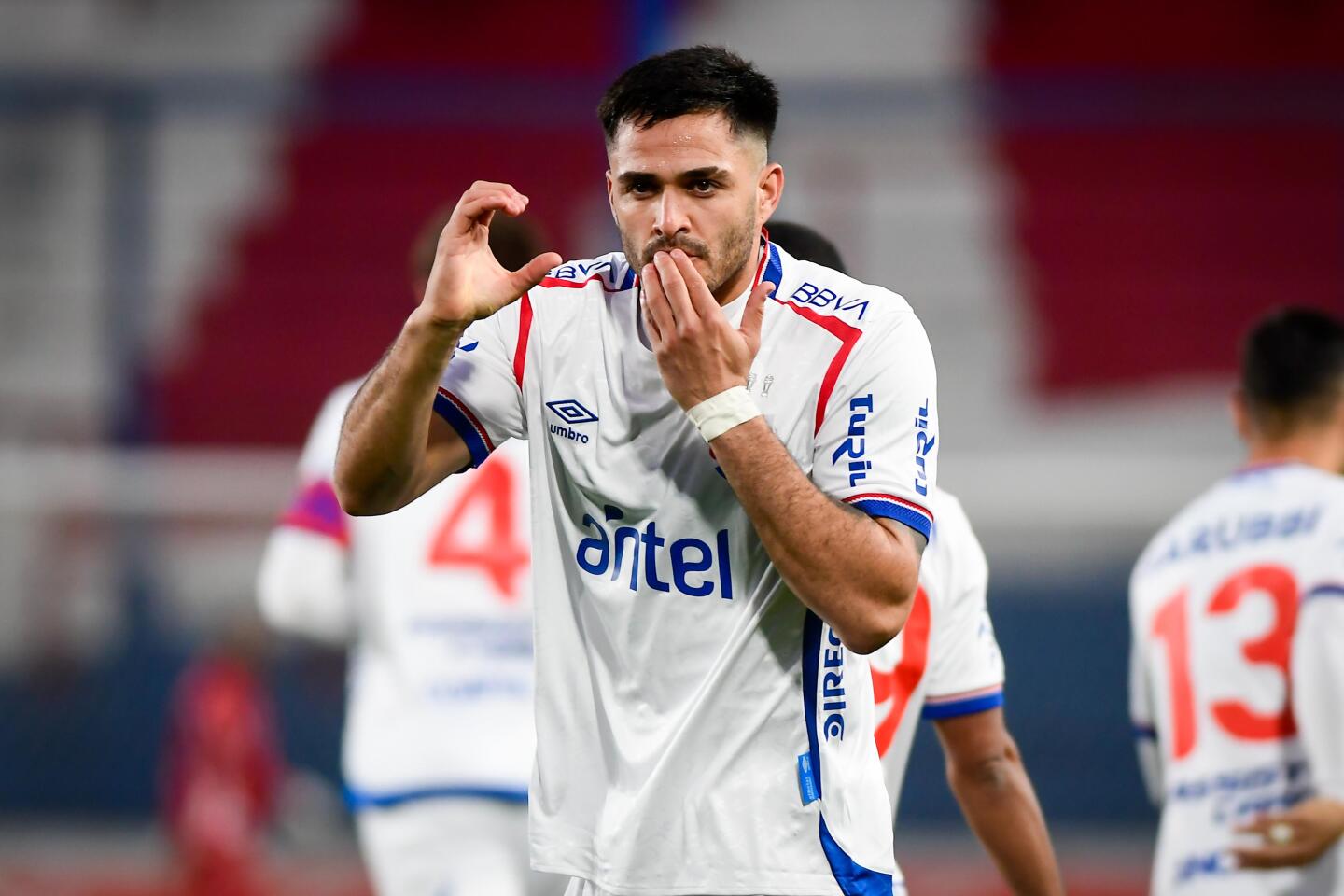 Maximiliano Gómez celebra el primer gol de Nacional frente a Progreso en el Gran Parque Central.