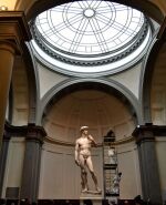 Visitantes de la Galería de La Academia observan la restauración del David, de Miguel Ángel. Foto: AFP.