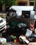 Contenedores de basura desbordados el 20 de diciembre de 2023. Foto: Francisco Flores/El País