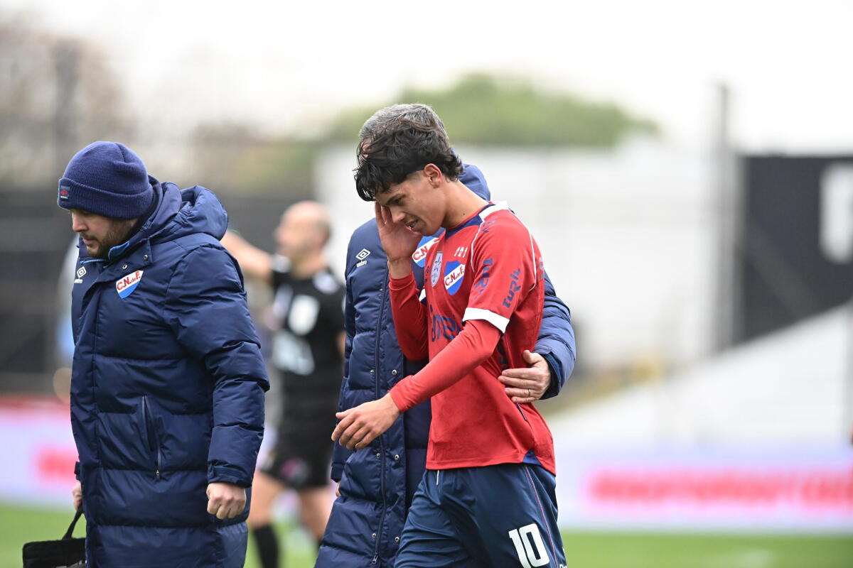 Agustín Dos Santos tras ser reemplazado por Lucas Rodríguez en el Danubio vs. Nacional.