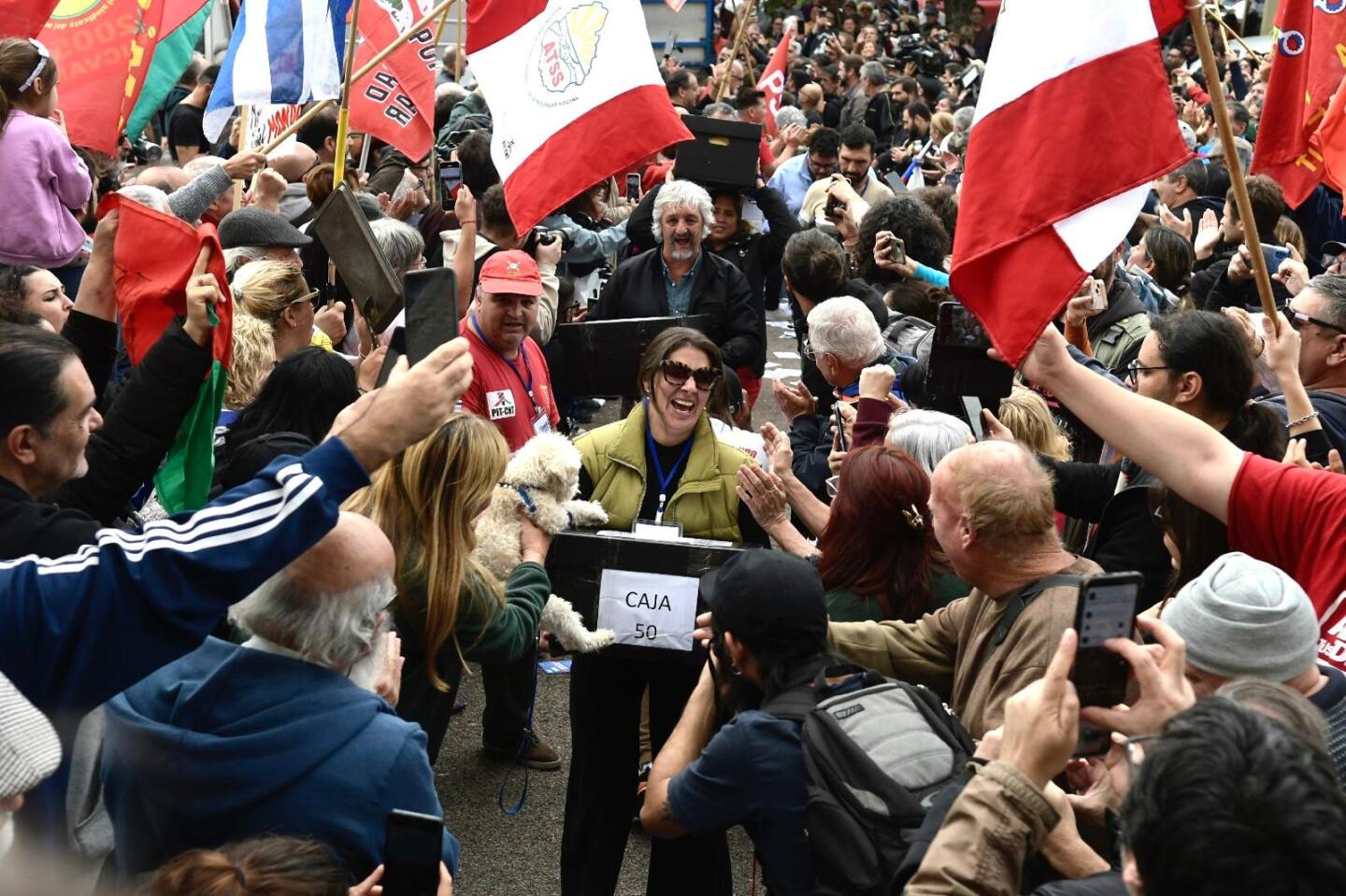 Militantes y dirigentes sindicales entregando las firmas por el plebiscito al Parlamento.