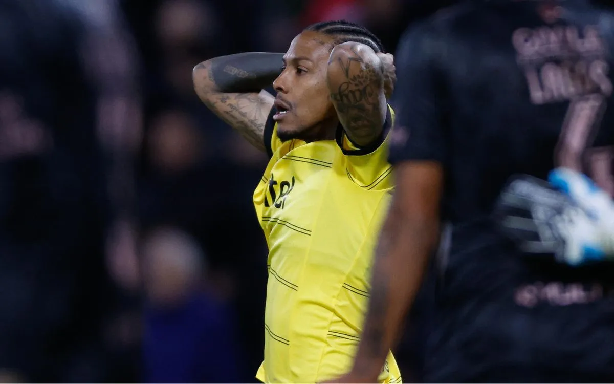El lamento de Abel Hernández durante el partido entre Platense y Peñarol por Copa Libertadores.