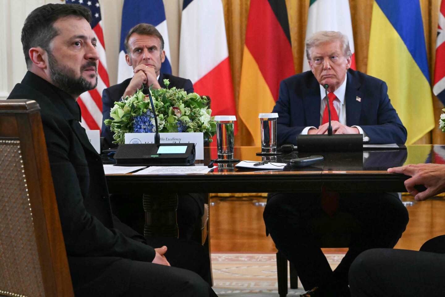 El presidente francés, Emmanuel Macron (2i), y el presidente estadounidense, Donald Trump (d), escuchan al presidente ucraniano, Volodymyr Zelensky, hablar durante una reunión con líderes europeos en la Sala Este de la Casa Blanca en Washington, D.C.