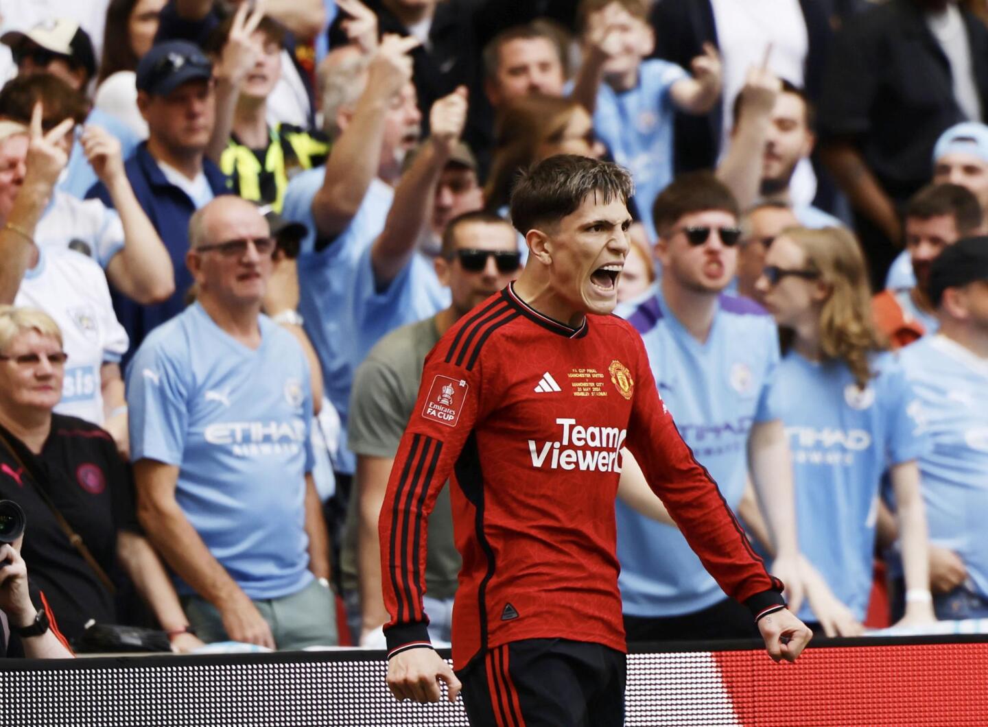 Alejandro Garnacho hizo un gol y participó en el otro del Manchester United para ganarle al City la final de la FA Cup.