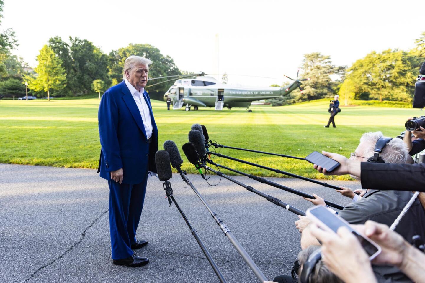 Donald Trump, presidente de Estados Unidos, habla con la prensa antes de subir a su helicóptero.