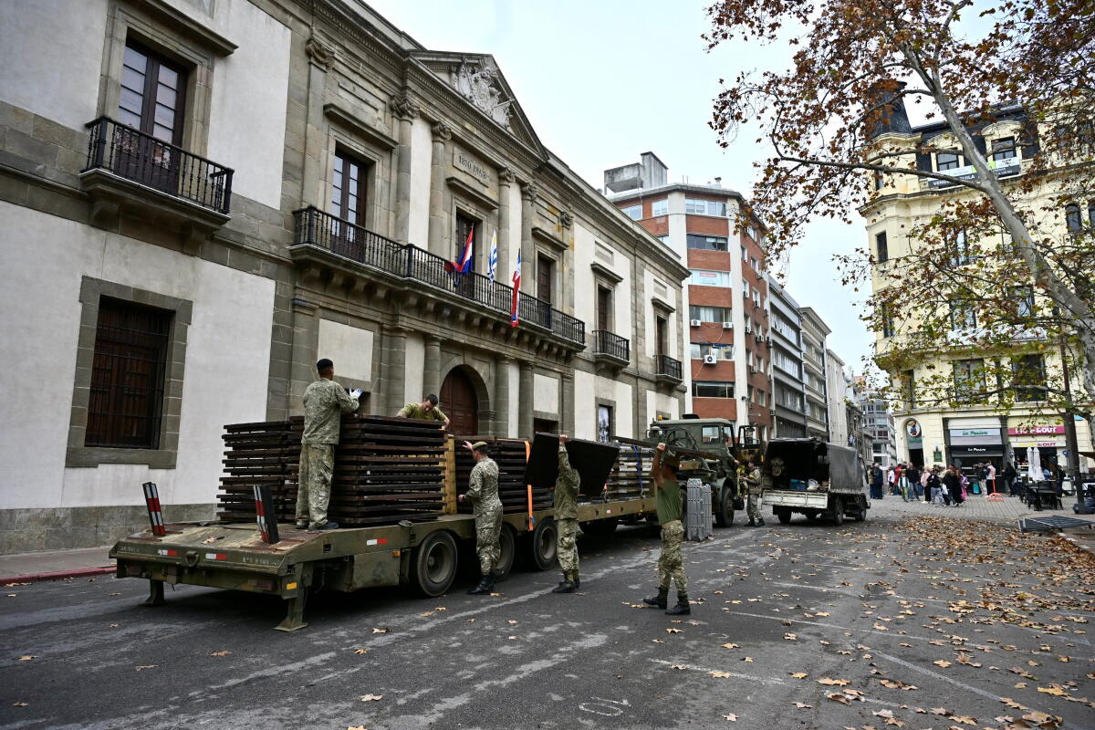 Desarman estructura para el acto de la Jura de la Constitución que fue suspendido por Presidencia