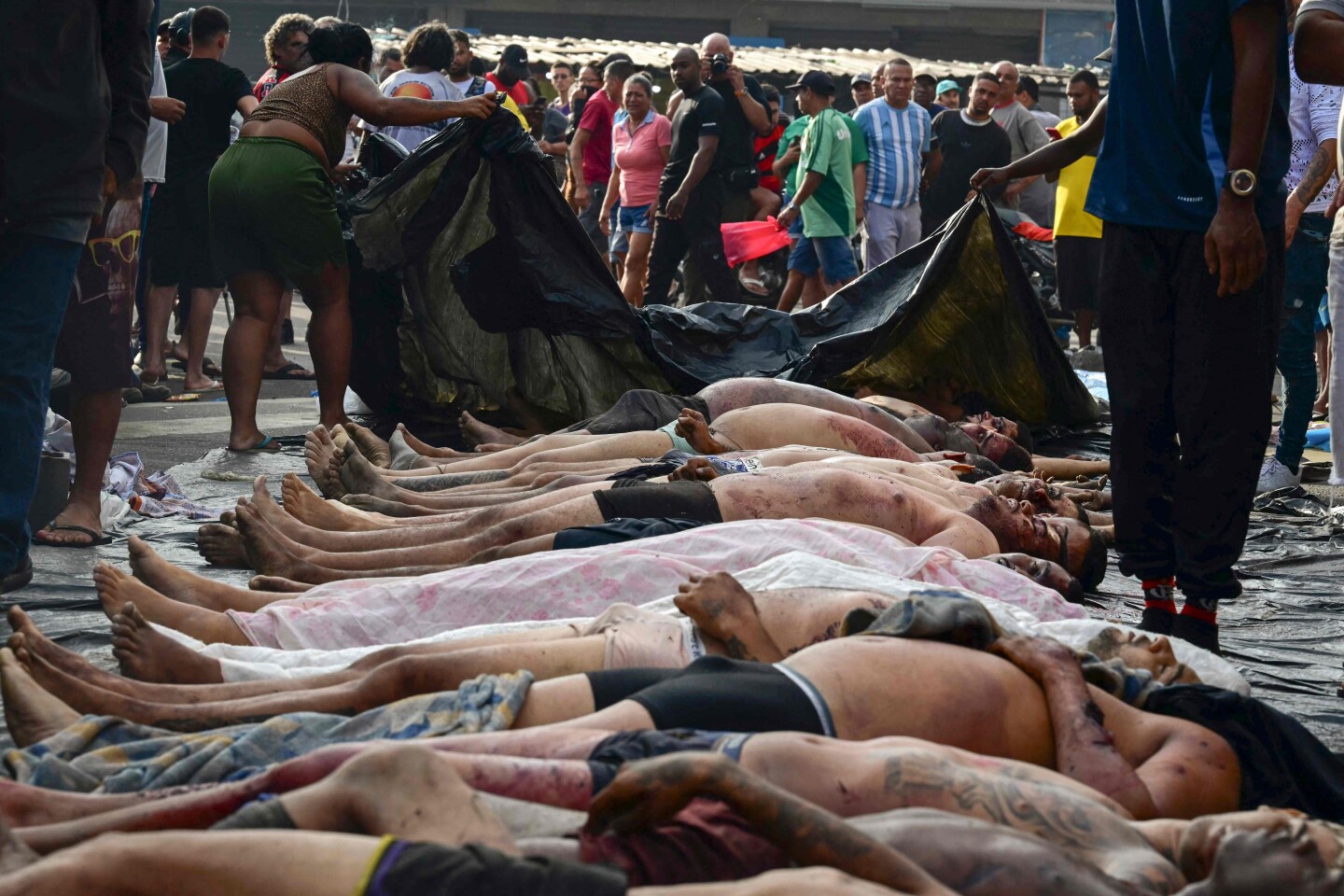 Cuerpos alineados en la plaza de Sao Lucas de la favela Vila Cruzeiro en el complejo Penha en Río de Janeiro, Brasil, después de la Operación Contención.
