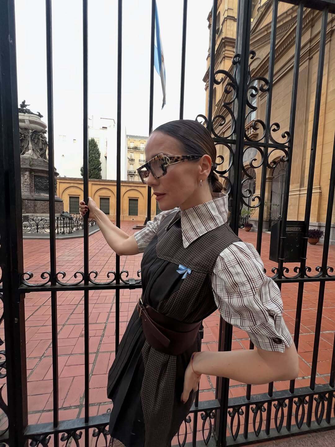 Natalia Oreiro frente a la Basílica y Convento de Santo Domingo.