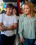 Carolina Cosse en su recorrida por 18 de Julio y 8 de Octubre.
