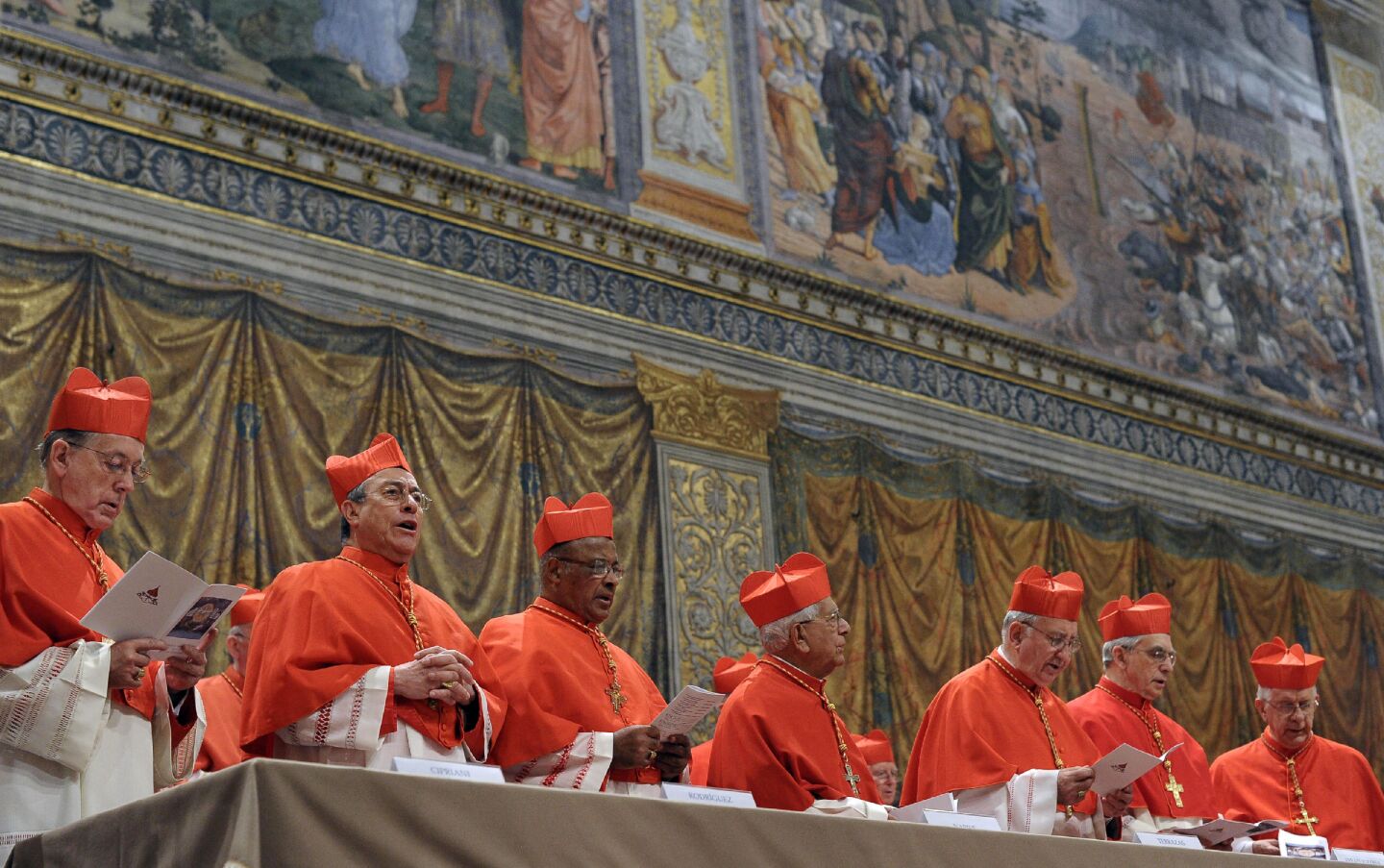 Cardenales cantan "Veni Creator Spiritus" ("Ven, Espíritu Creador") en la Capilla Sixtina antes del inicio del cónclave