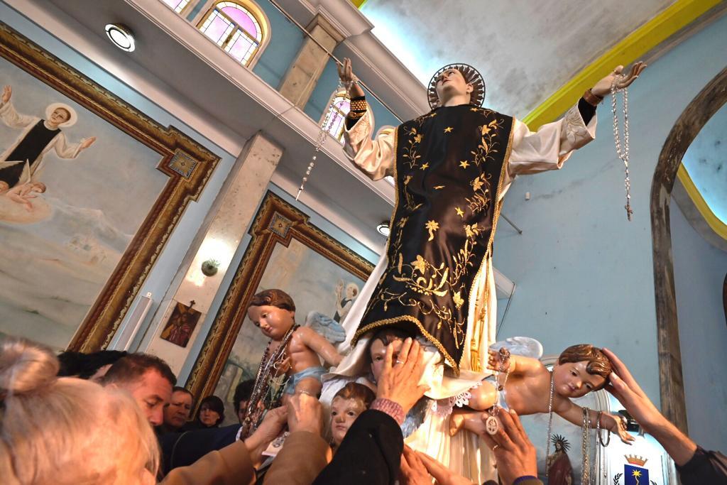Fieles devotos de San Cono. Foto: Leonardo Mainé