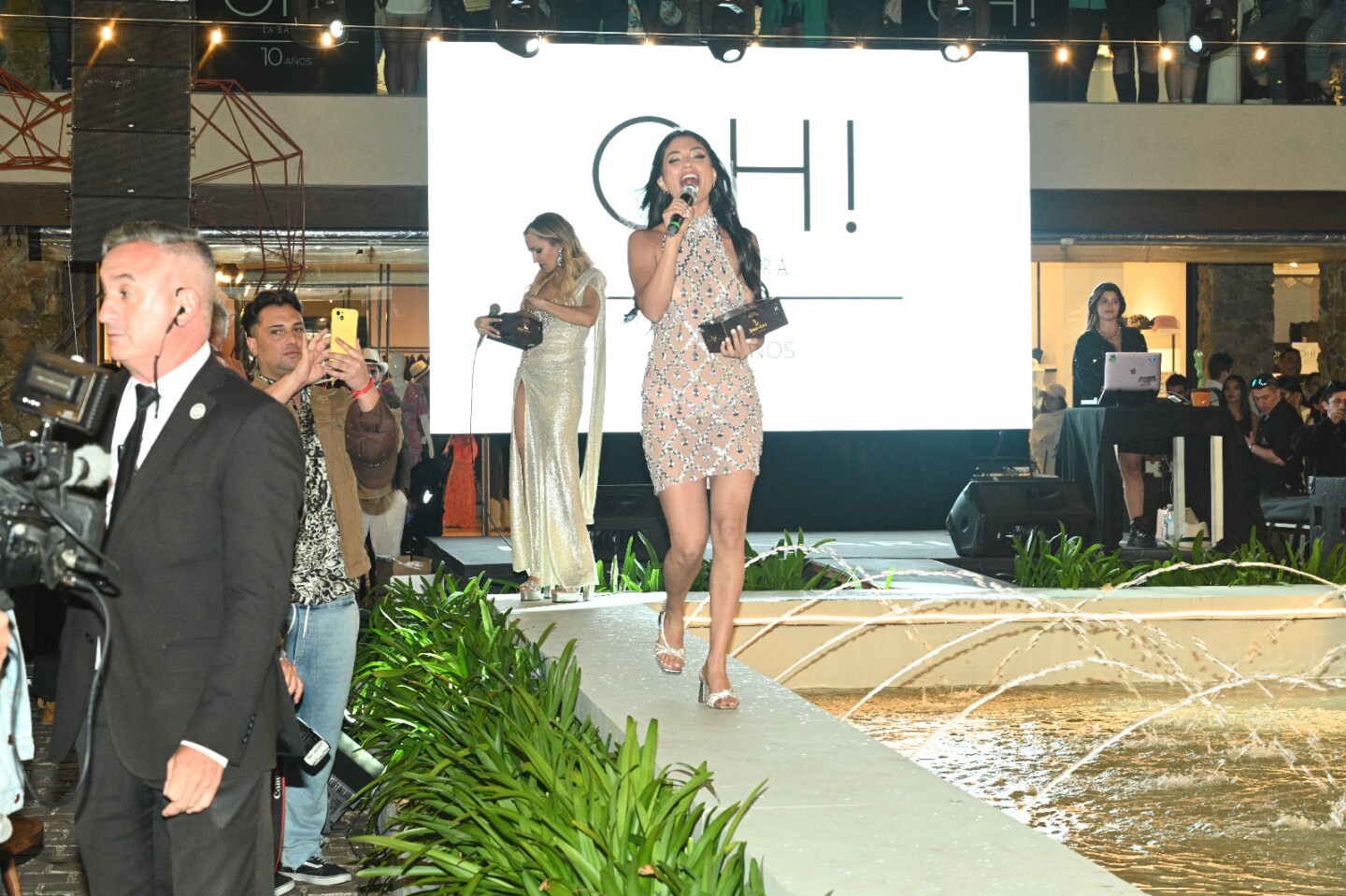 Rosina Beltrán en la pasarela del desfile de Cristino por los 10 años de OH! La Barra.