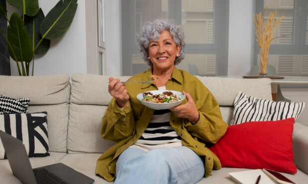 Mujer comiendo saludable