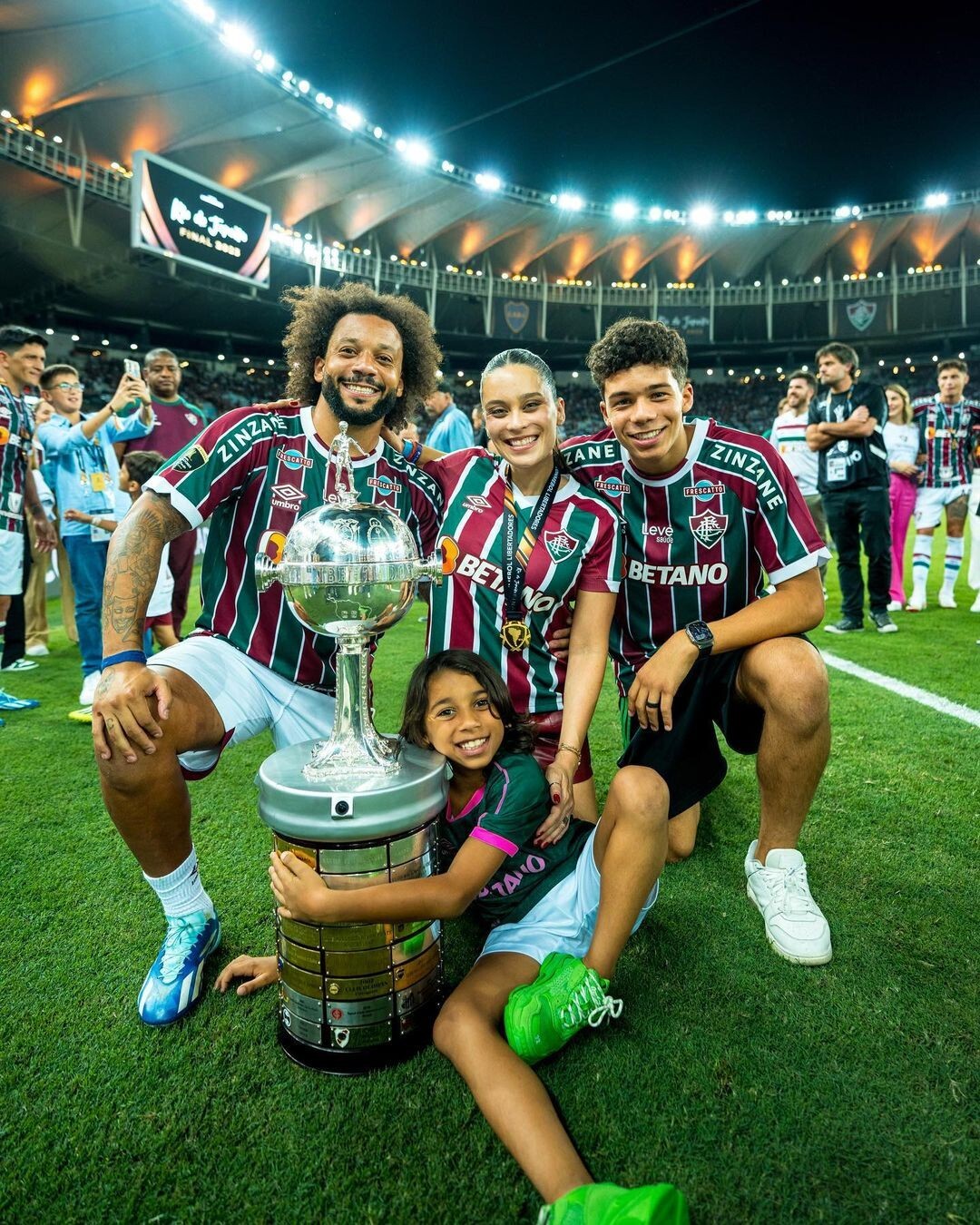 Familia futbolera: Marcelo, Clarice, Enzo y Liam Alves con la Libertadores que ganó Fluminense. Foto: @enzoalvesv