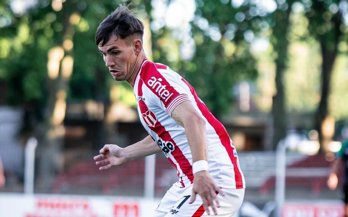 Joaquín Lavega jugando para River Plate en el estadio Federico Saroldi.