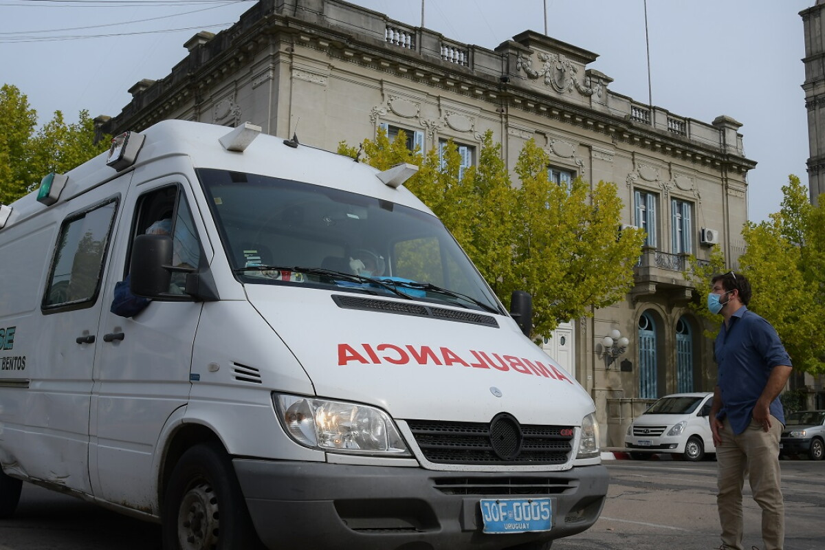 Ambulancia de Asse del Hospital de Fray Bentos circulando por Av. 18 de Julio en la ciudad de Fray Bentos.