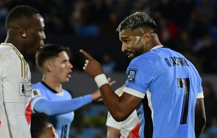Rodrigo Aguirre en Uruguay vs. Perú por Eliminatorias.